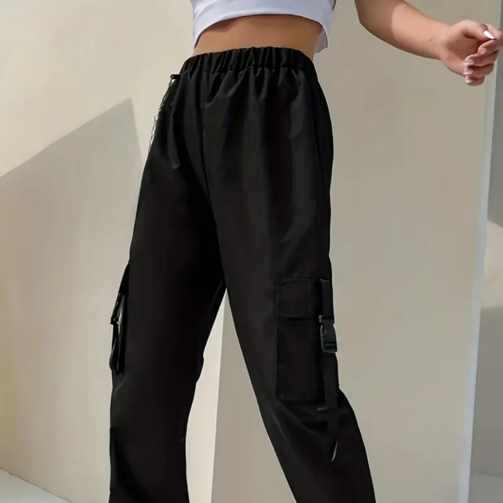 SOLID CARGO PANTS WITH CHAIN. SIZE MEDIUM. NWOT.